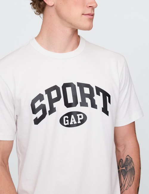 تي شيرت بقصة فضفاضة وبشعار Gap Sport
