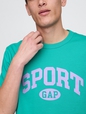 تي شيرت بقصة فضفاضة وبشعار Gap Sport