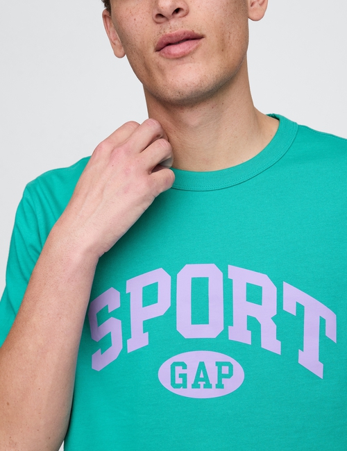 تي شيرت بقصة فضفاضة وبشعار Gap Sport
