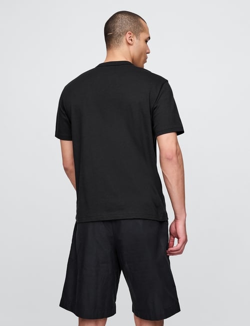 تي شيرت بقصة فضفاضة وبشعار Gap Sport