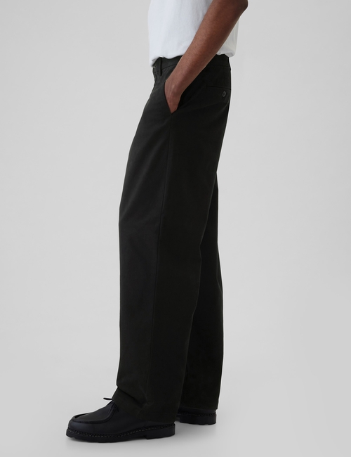 Modern Khakis in Baggy Fit with GapFlex