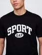 تي شيرت بقصة فضفاضة وبشعار Gap Sport