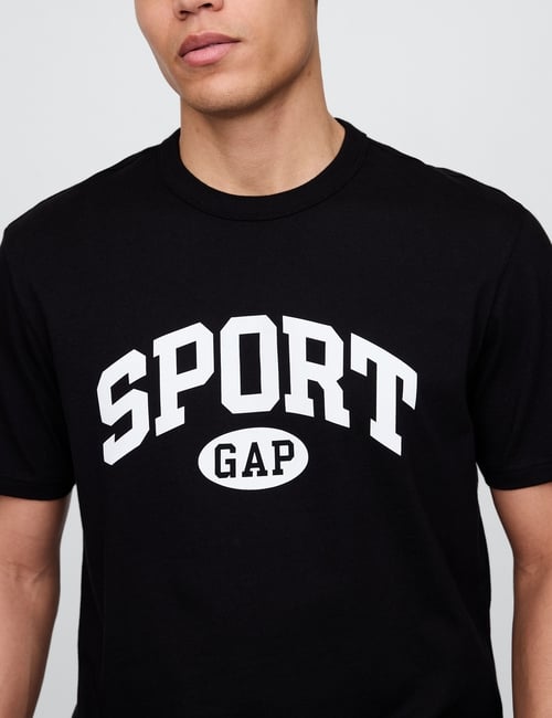 تي شيرت بقصة فضفاضة وبشعار Gap Sport