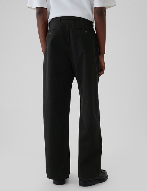 Modern Khakis in Baggy Fit with GapFlex