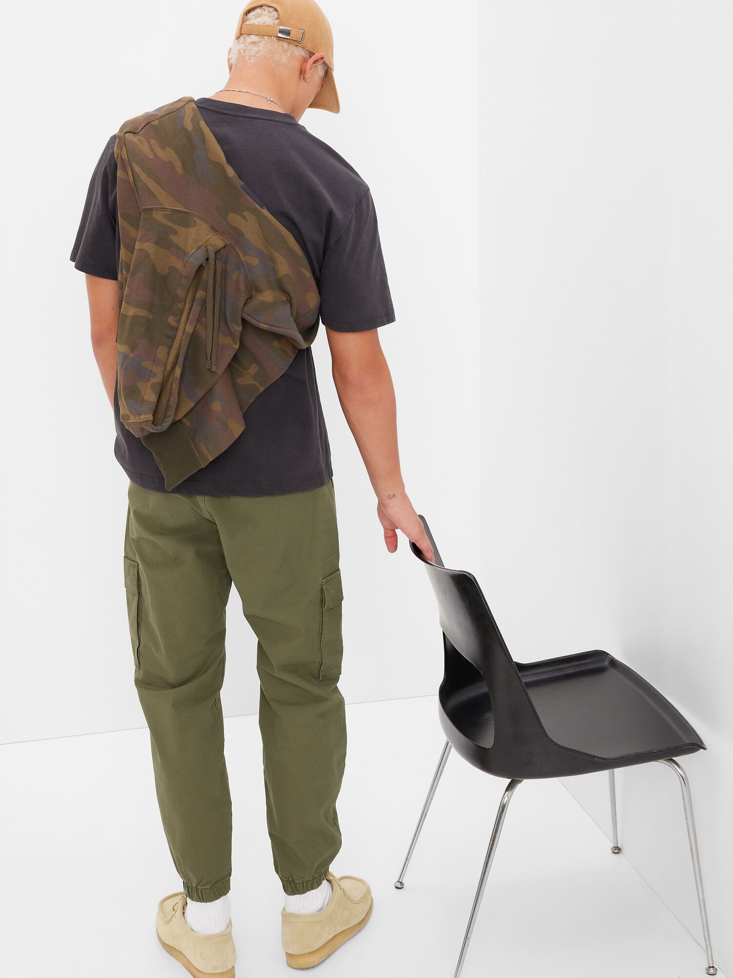 Cargo joggers with gapflex outlet