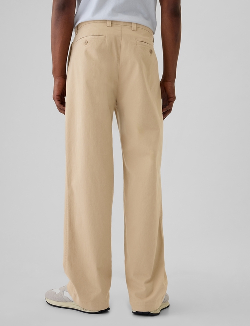 Modern Pleated Khakis in Baggy Fit