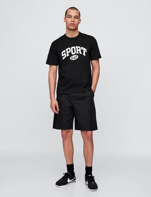 تي شيرت بقصة فضفاضة وبشعار Gap Sport