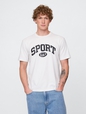 تي شيرت بقصة فضفاضة وبشعار Gap Sport