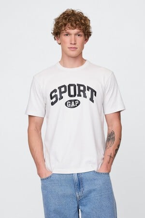 تي شيرت بقصة فضفاضة وبشعار Gap Sport