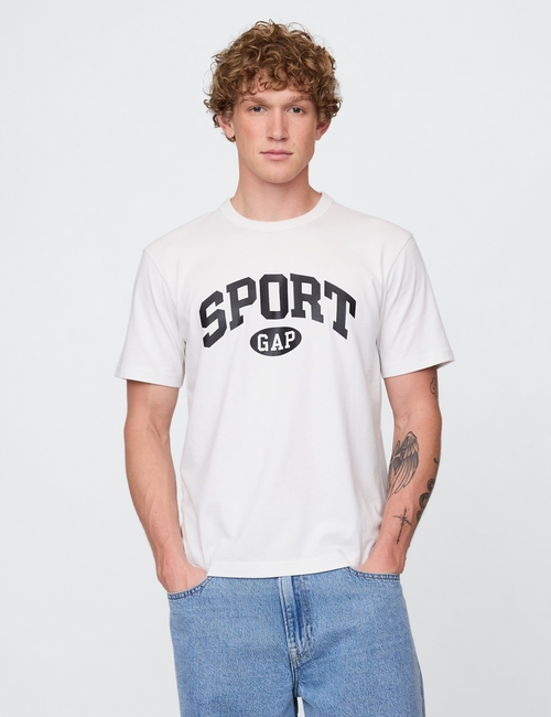تي شيرت بقصة فضفاضة وبشعار Gap Sport