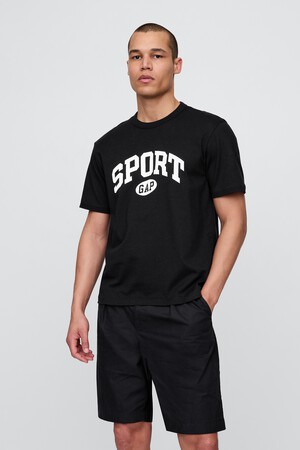 تي شيرت بقصة فضفاضة وبشعار Gap Sport