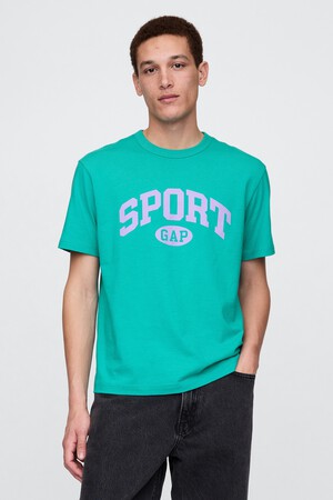 تي شيرت بقصة فضفاضة وبشعار Gap Sport