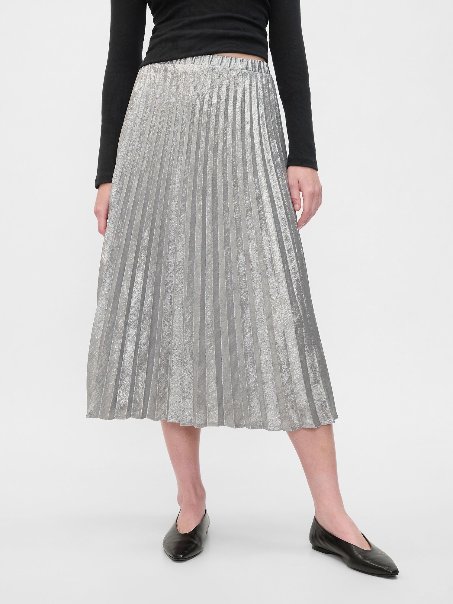 Metallic pleated skirt gap outlet