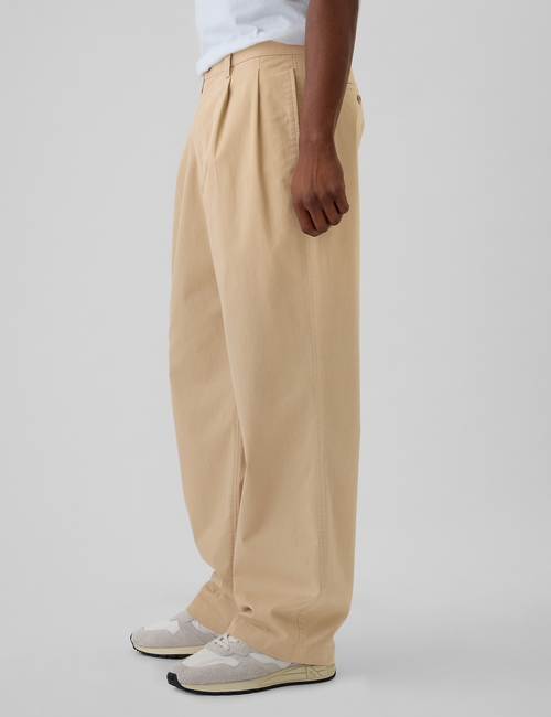 Modern Pleated Khakis in Baggy Fit