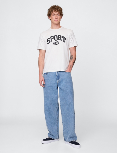 تي شيرت بقصة فضفاضة وبشعار Gap Sport