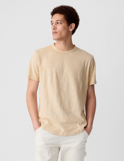 تي شيرت بحافة مقوسة ولون باهت