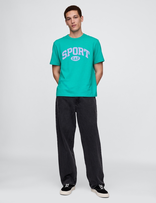 تي شيرت بقصة فضفاضة وبشعار Gap Sport