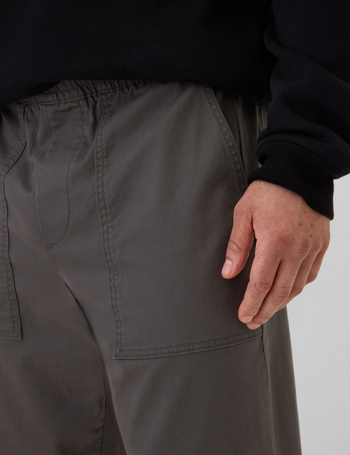 بنطال سهل الارتداء بتقنية GapFlex