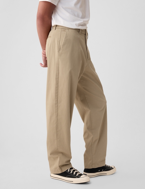 Modern Khakis in Baggy Fit