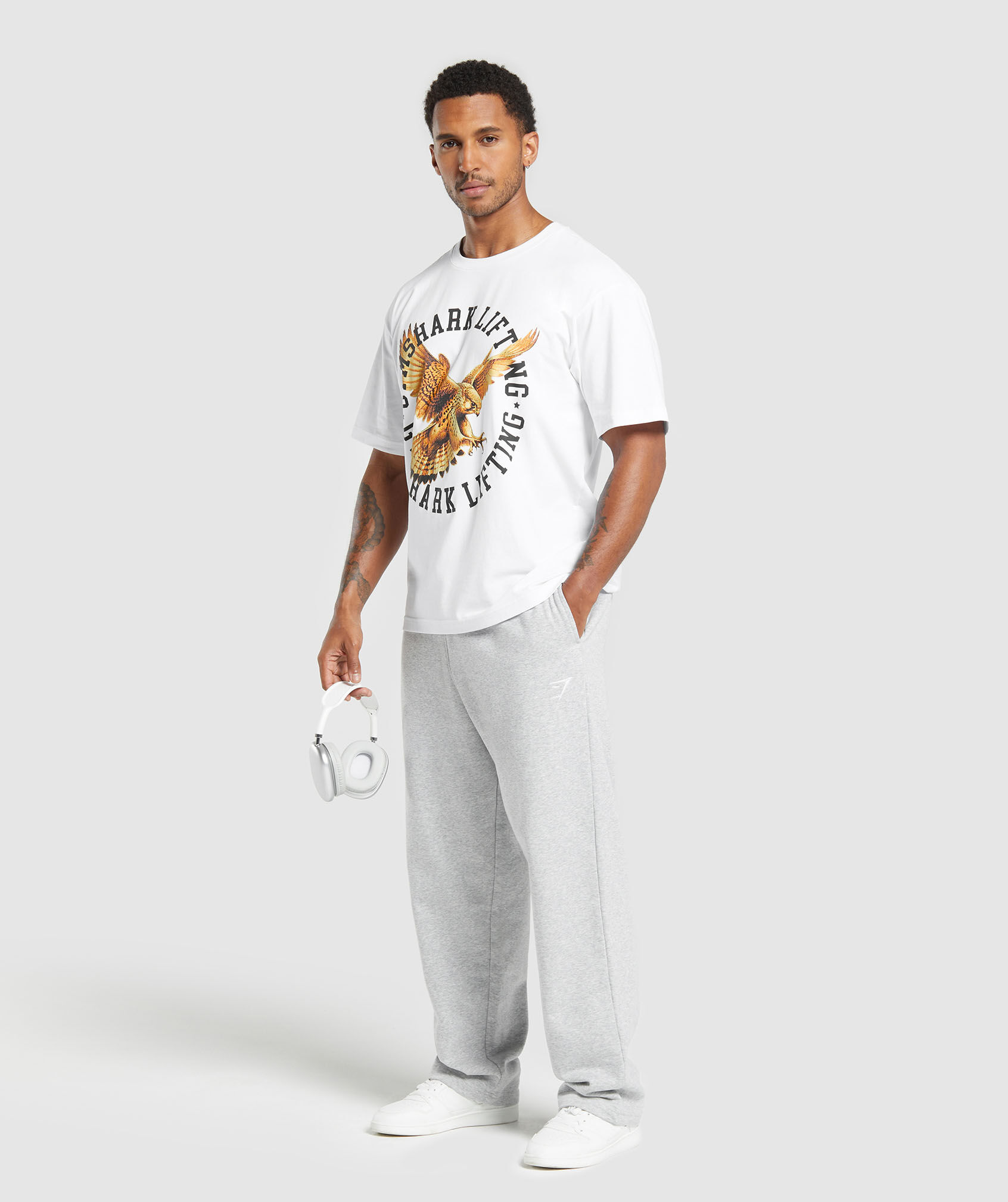 تيشيرت ليفتينغ بقصة فضفاضة ونقشة غرافيك بشعار الماركة