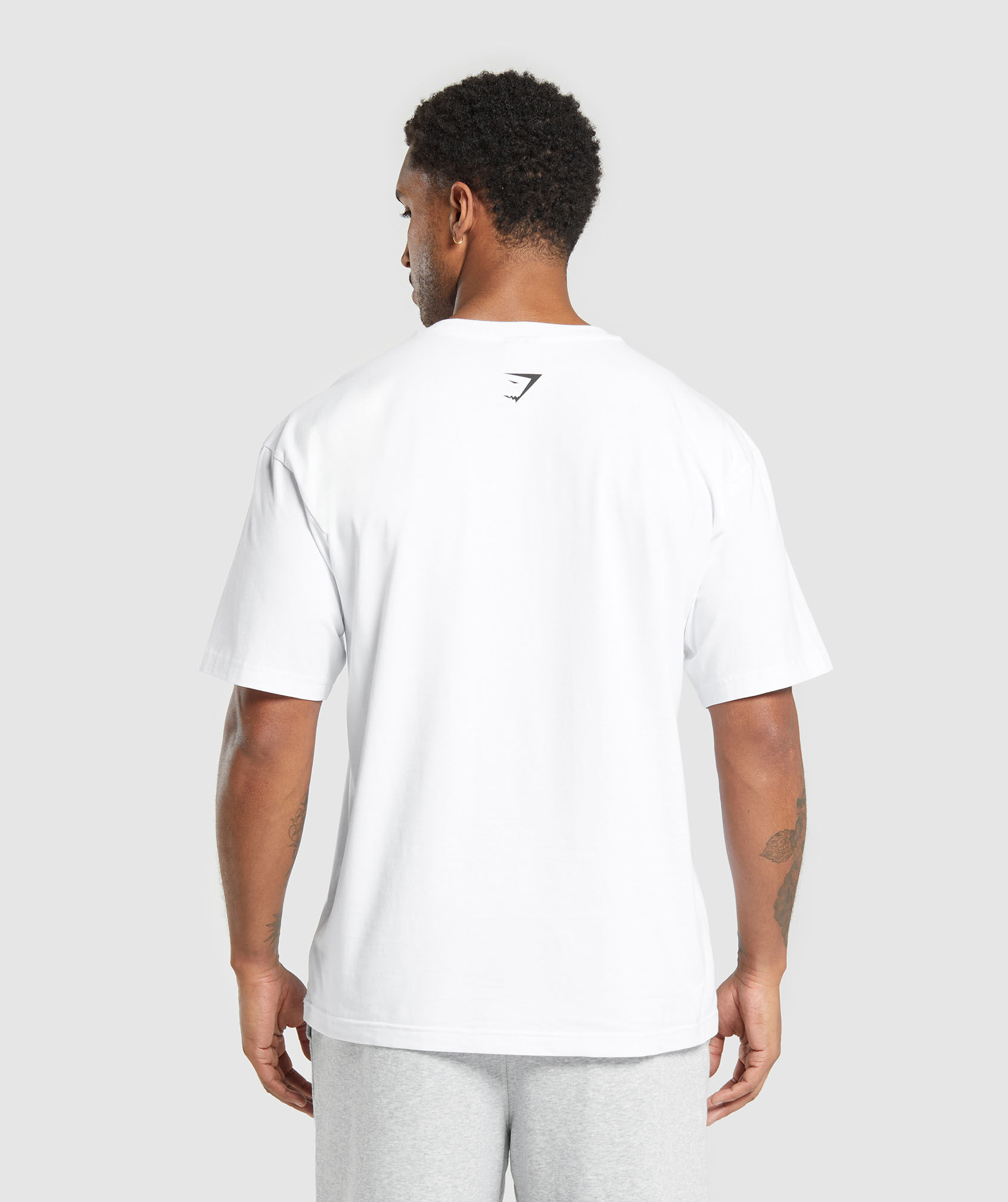 تيشيرت ليفتينغ بقصة فضفاضة ونقشة غرافيك بشعار الماركة