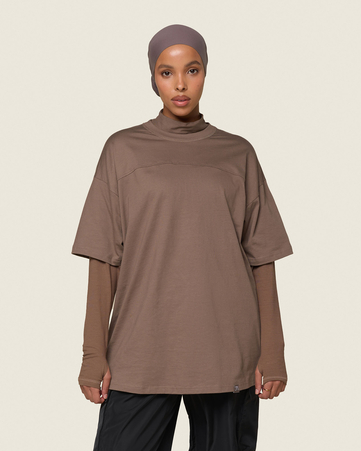 تيشيرت جي اس × ليانا ديب بقصة فضفاضة وأكمام طويلة