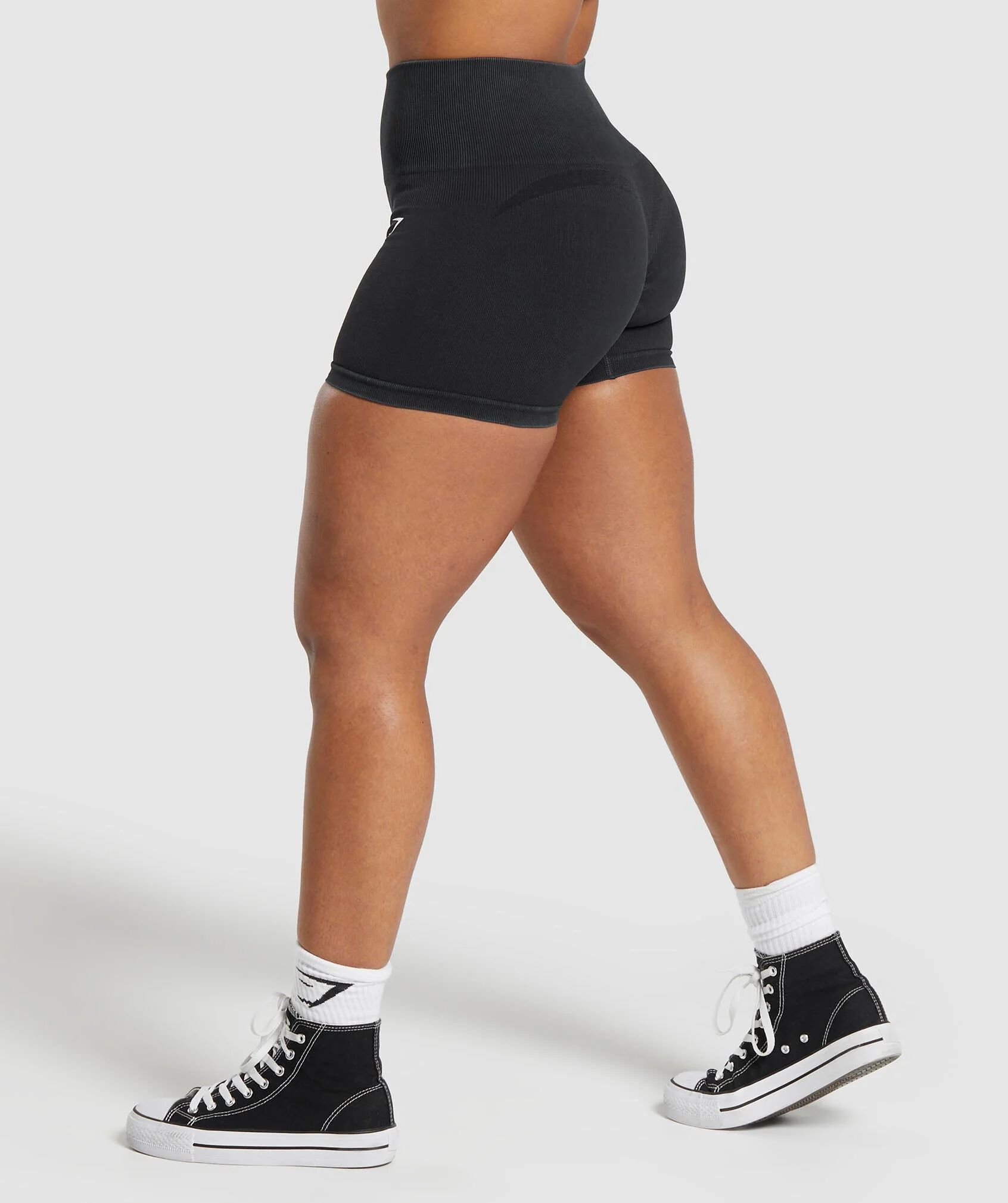 Gains Seamless Short