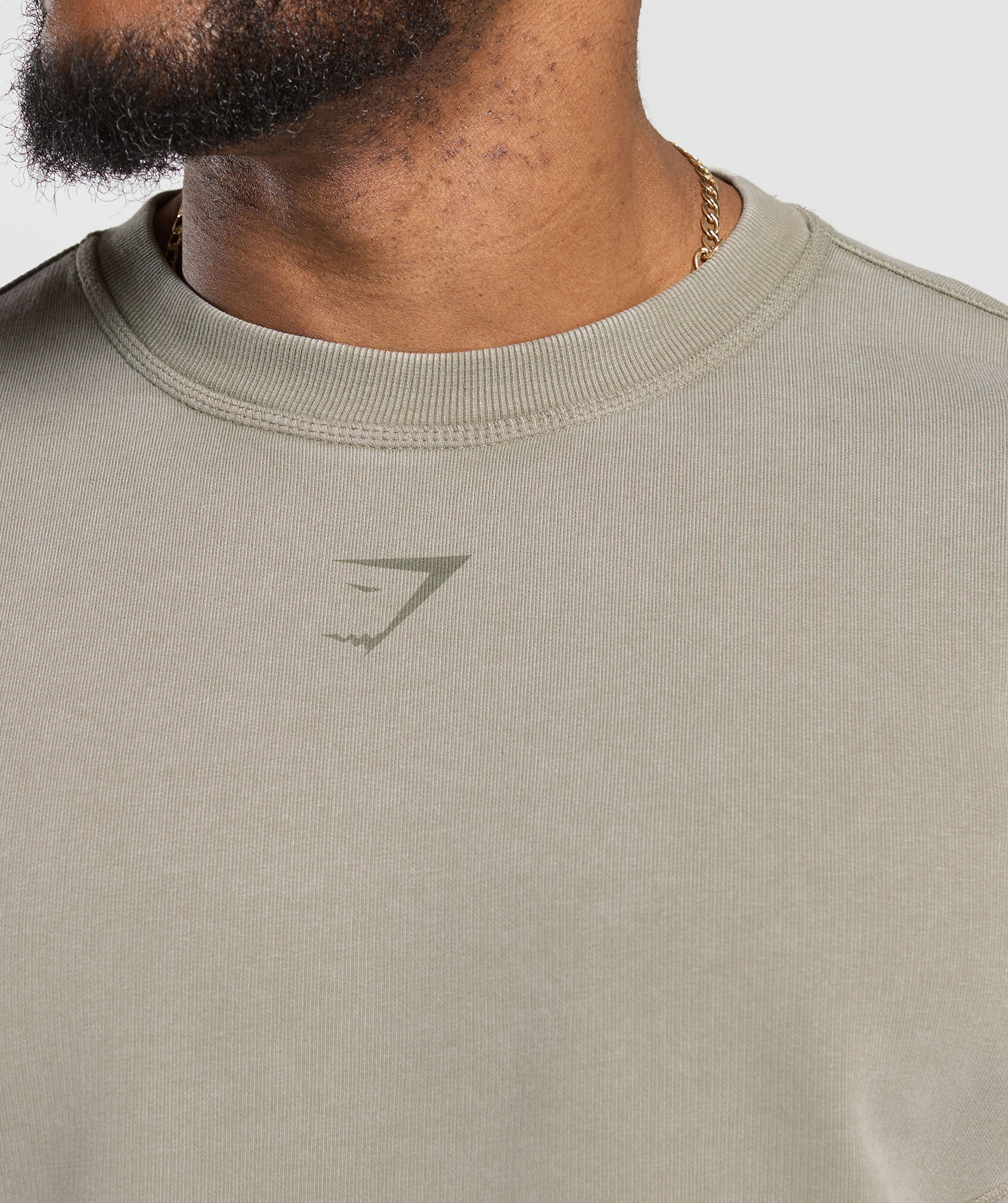 تيشيرت هيرتدج بياقة ضيقة ولون باهت