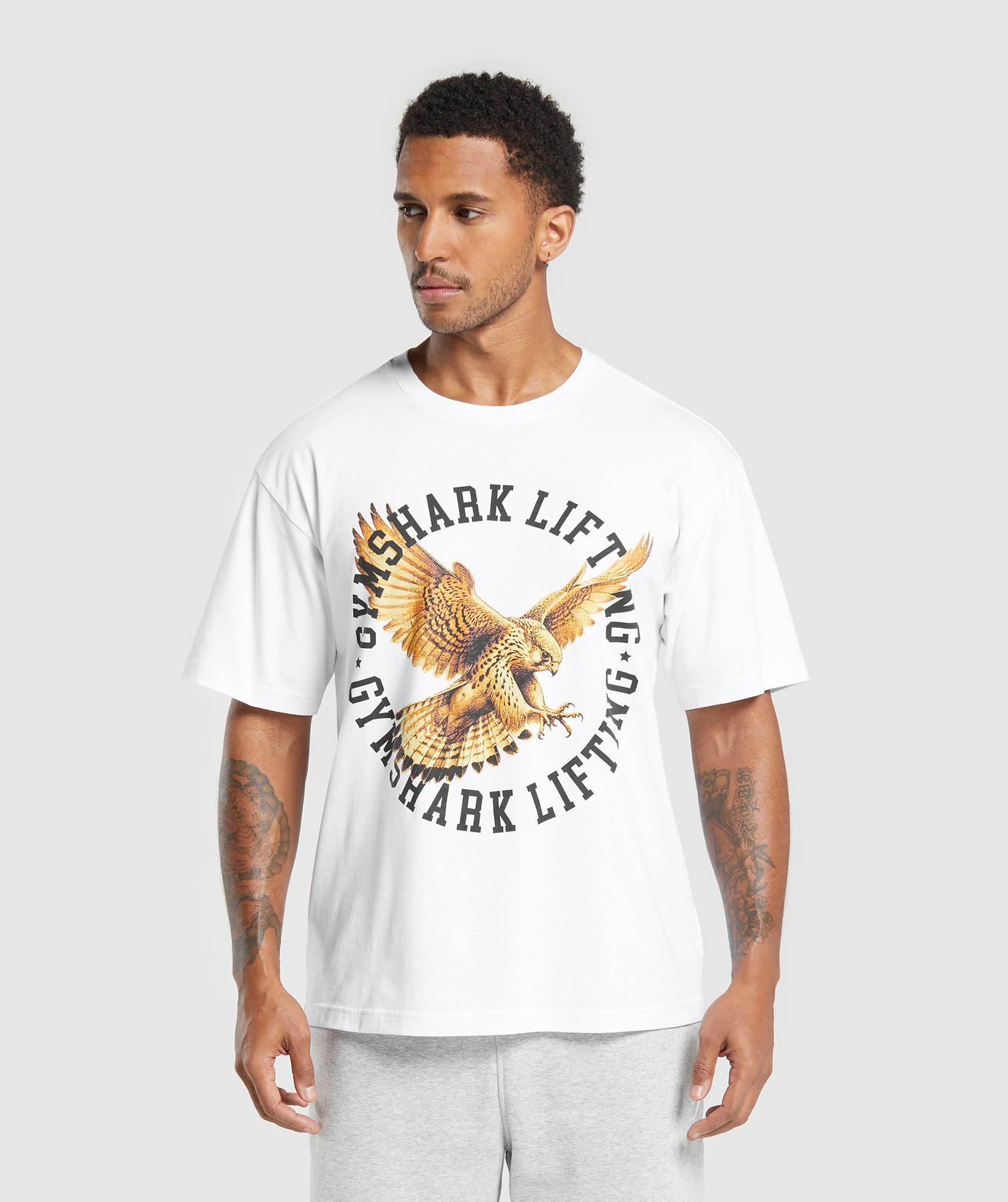 تيشيرت ليفتينغ بقصة فضفاضة ونقشة غرافيك بشعار الماركة