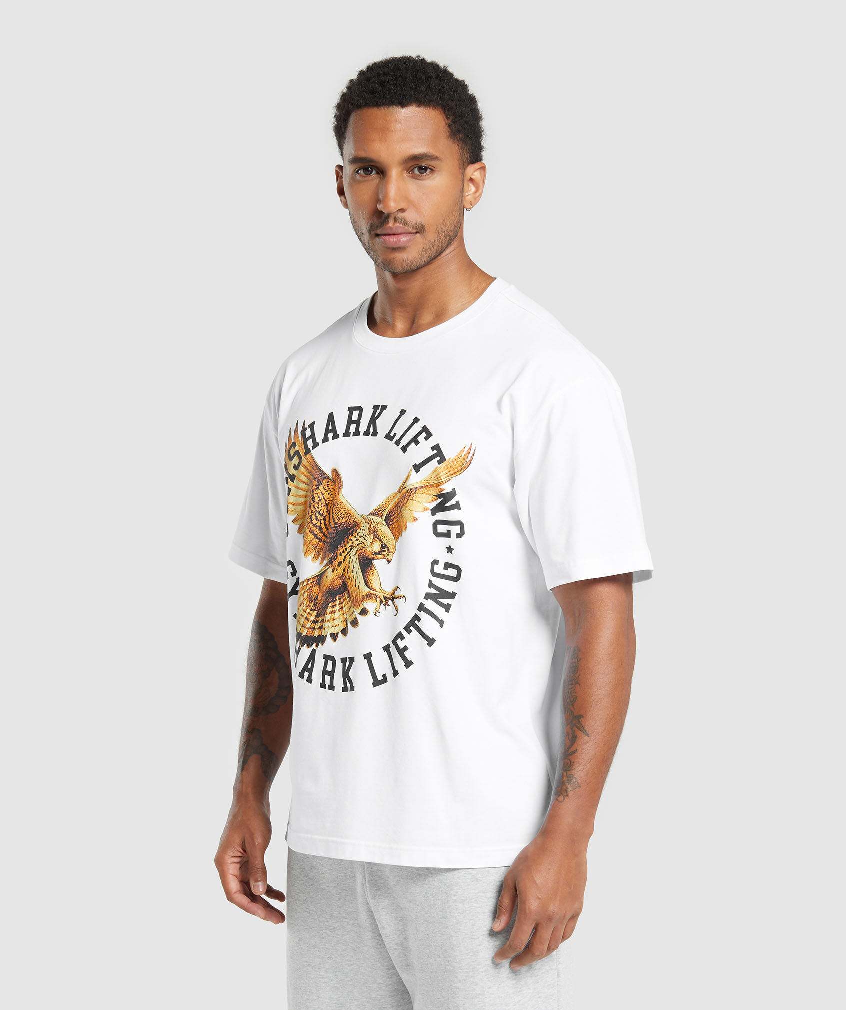 تيشيرت ليفتينغ بقصة فضفاضة ونقشة غرافيك بشعار الماركة