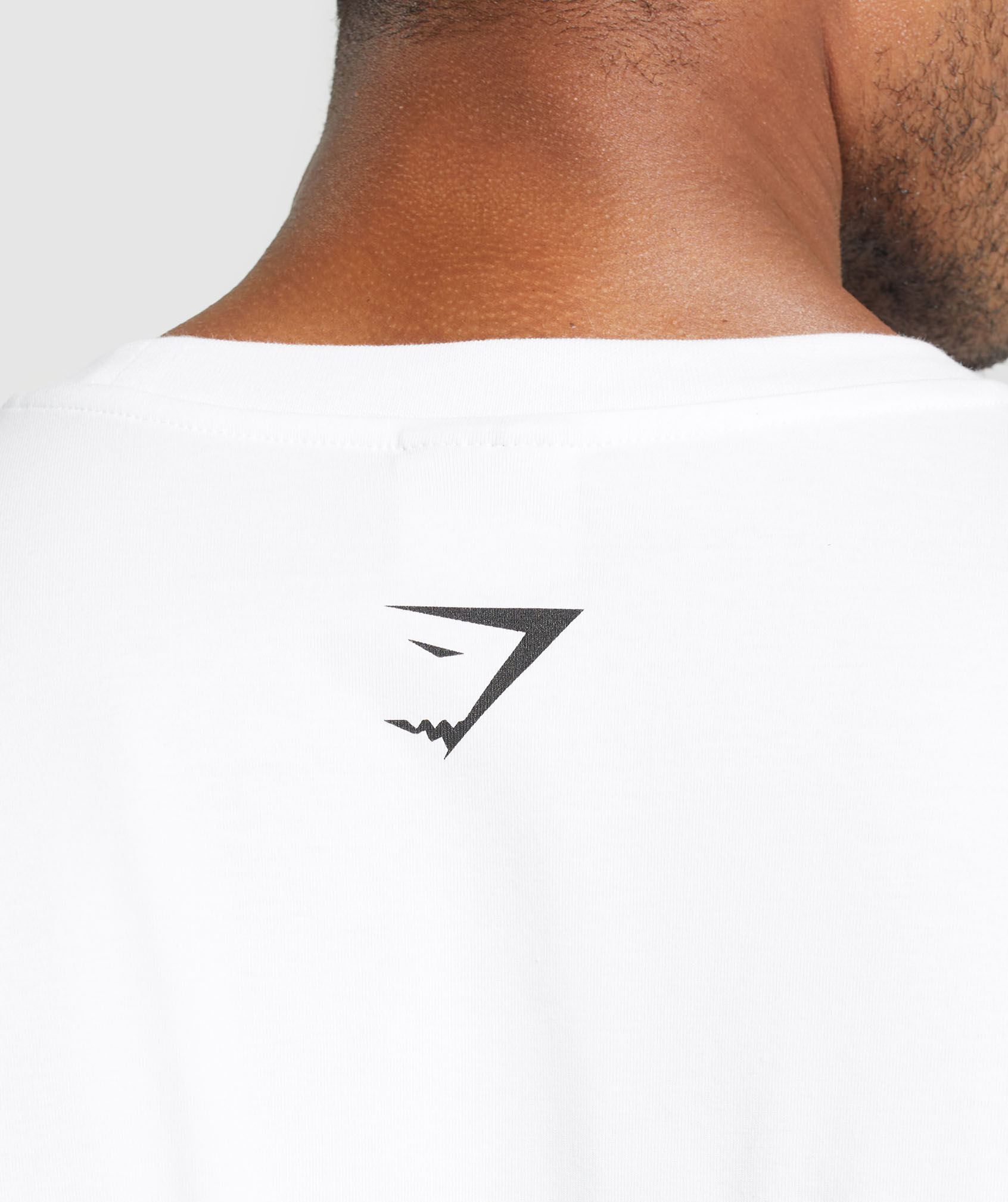 تيشيرت ليفتينغ بقصة فضفاضة ونقشة غرافيك بشعار الماركة