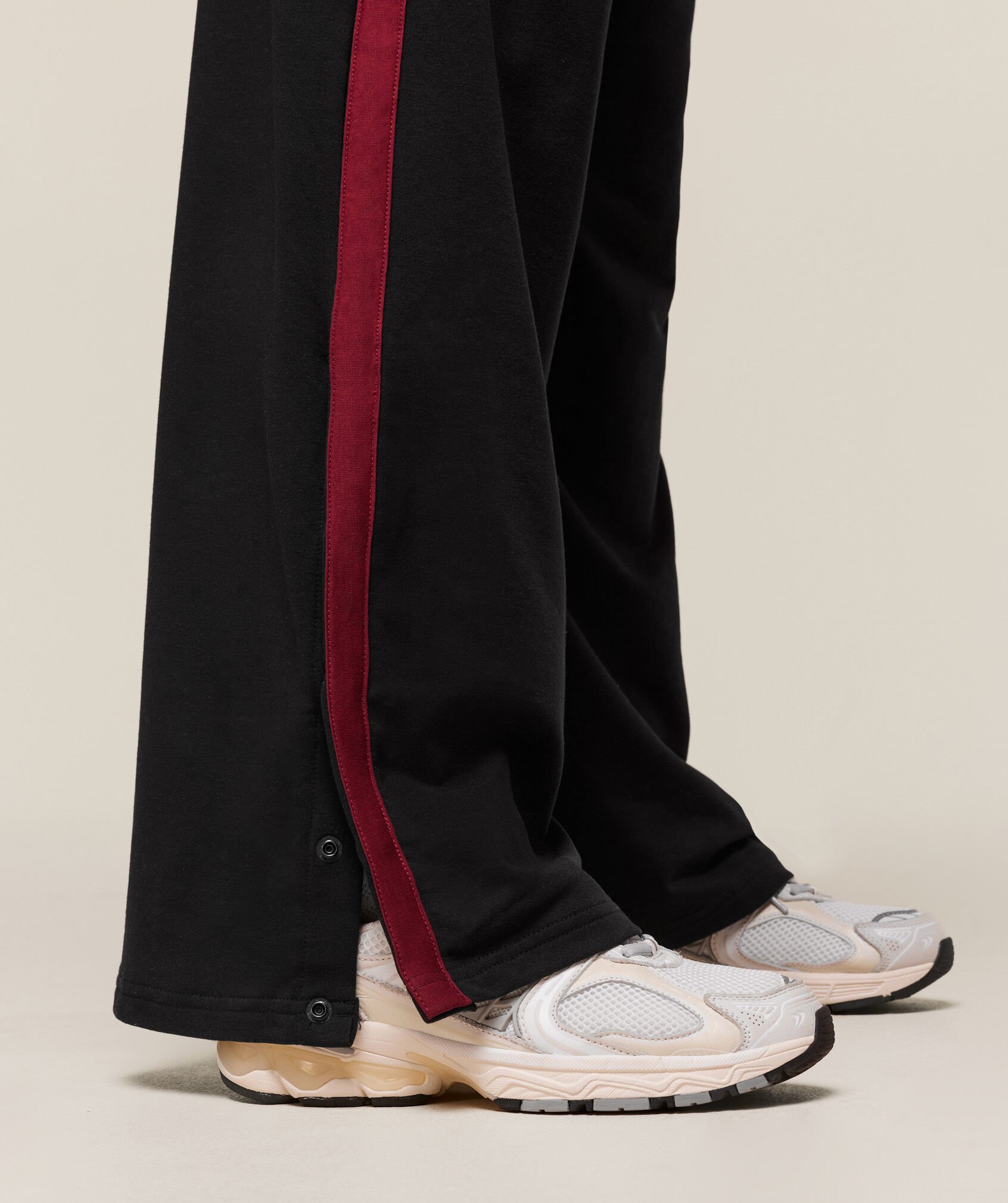 Shop Retro Stripe Snap Pant Black/Light Grey/Sets Red - Gymshark Oman