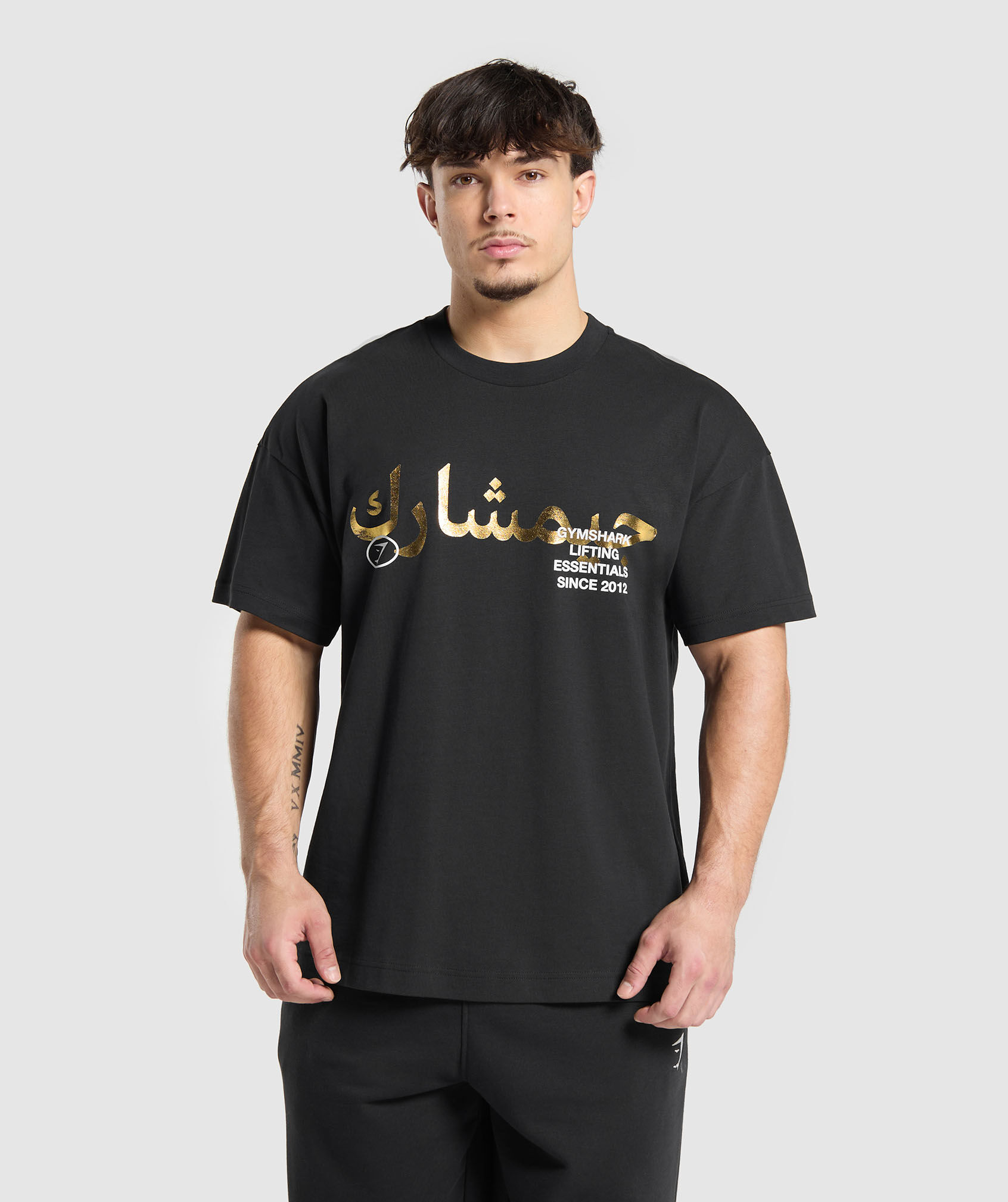 تيشيرت بطبعة شعار الماركة ليفتينج اسنشالز بقصة فضفاضة