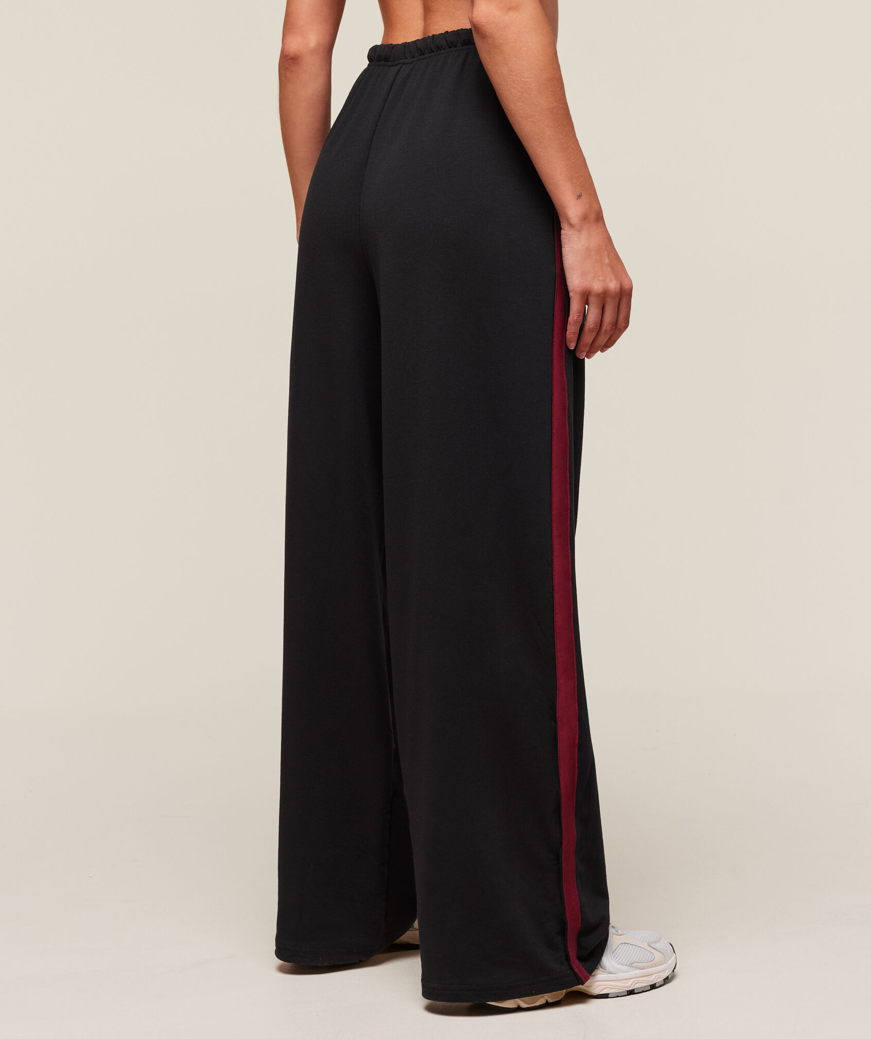 Shop Retro Stripe Snap Pant Black/Light Grey/Sets Red - Gymshark Oman