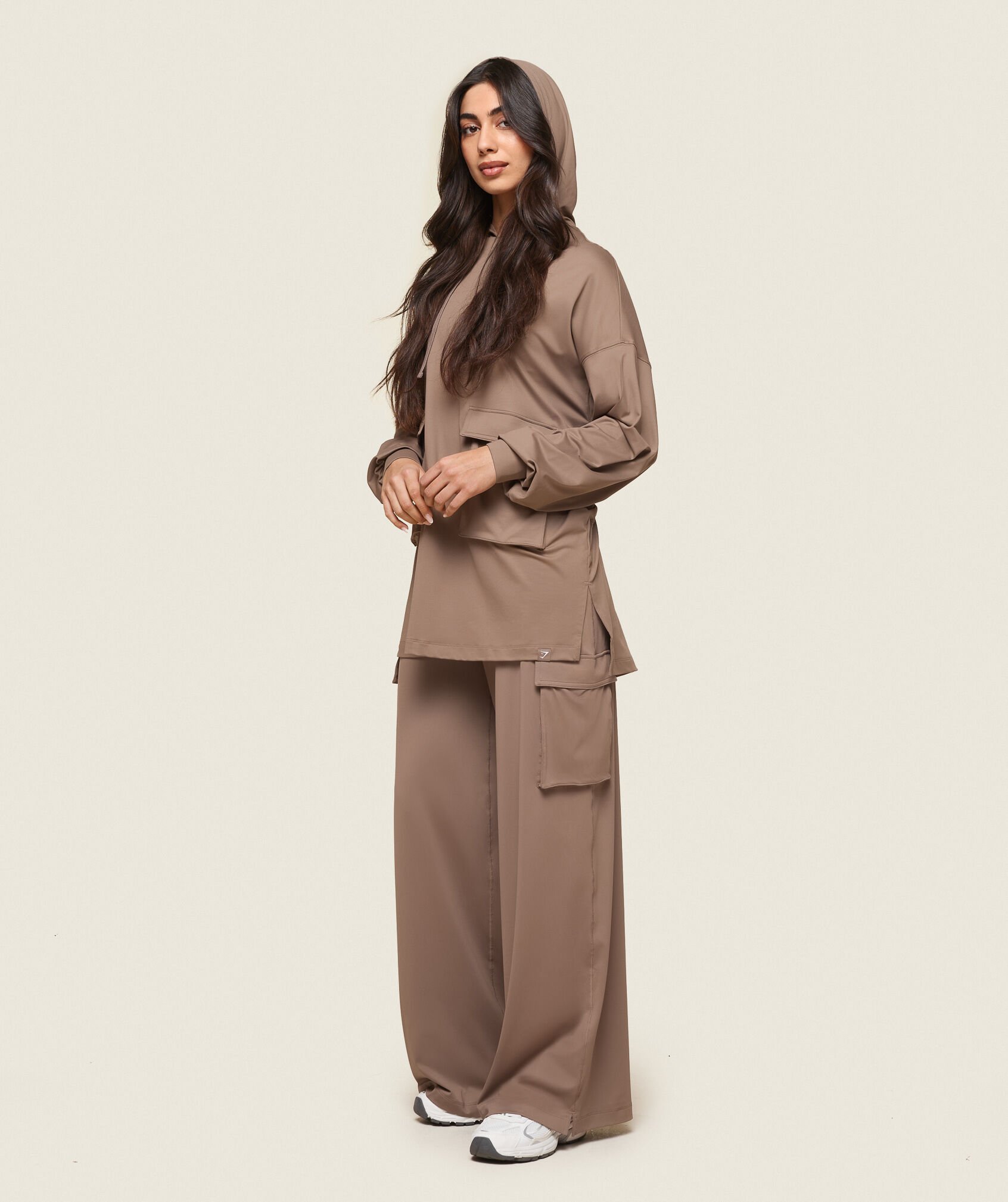 هودي جي اس × لينا ديب بقصة فضفاضة هودي جي اس × لينا ديب بقصة فضفاضة