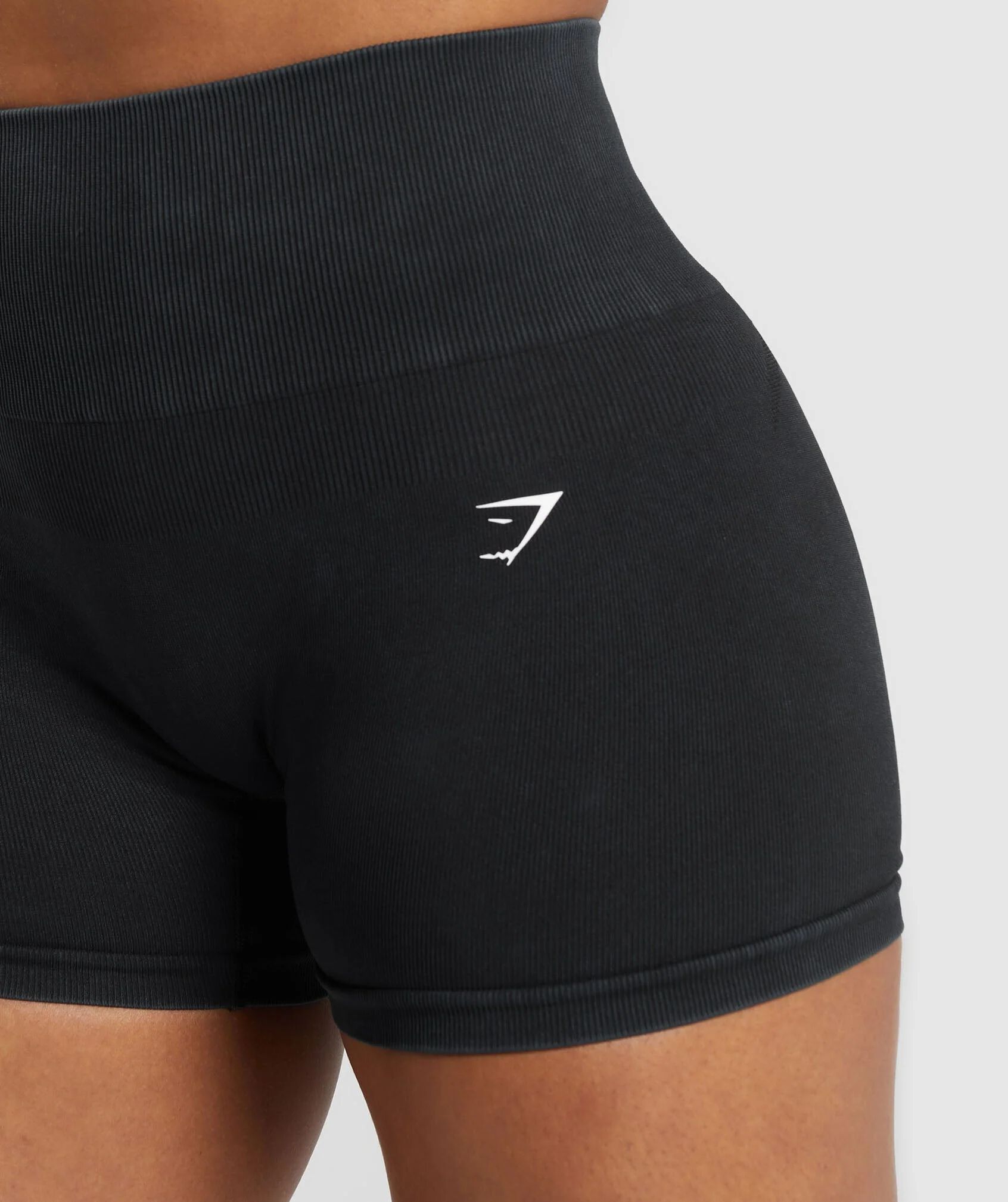 Gains Seamless Short