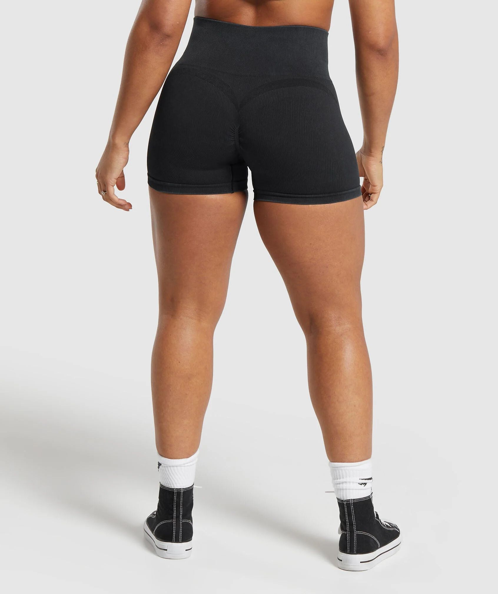 Gains Seamless Short