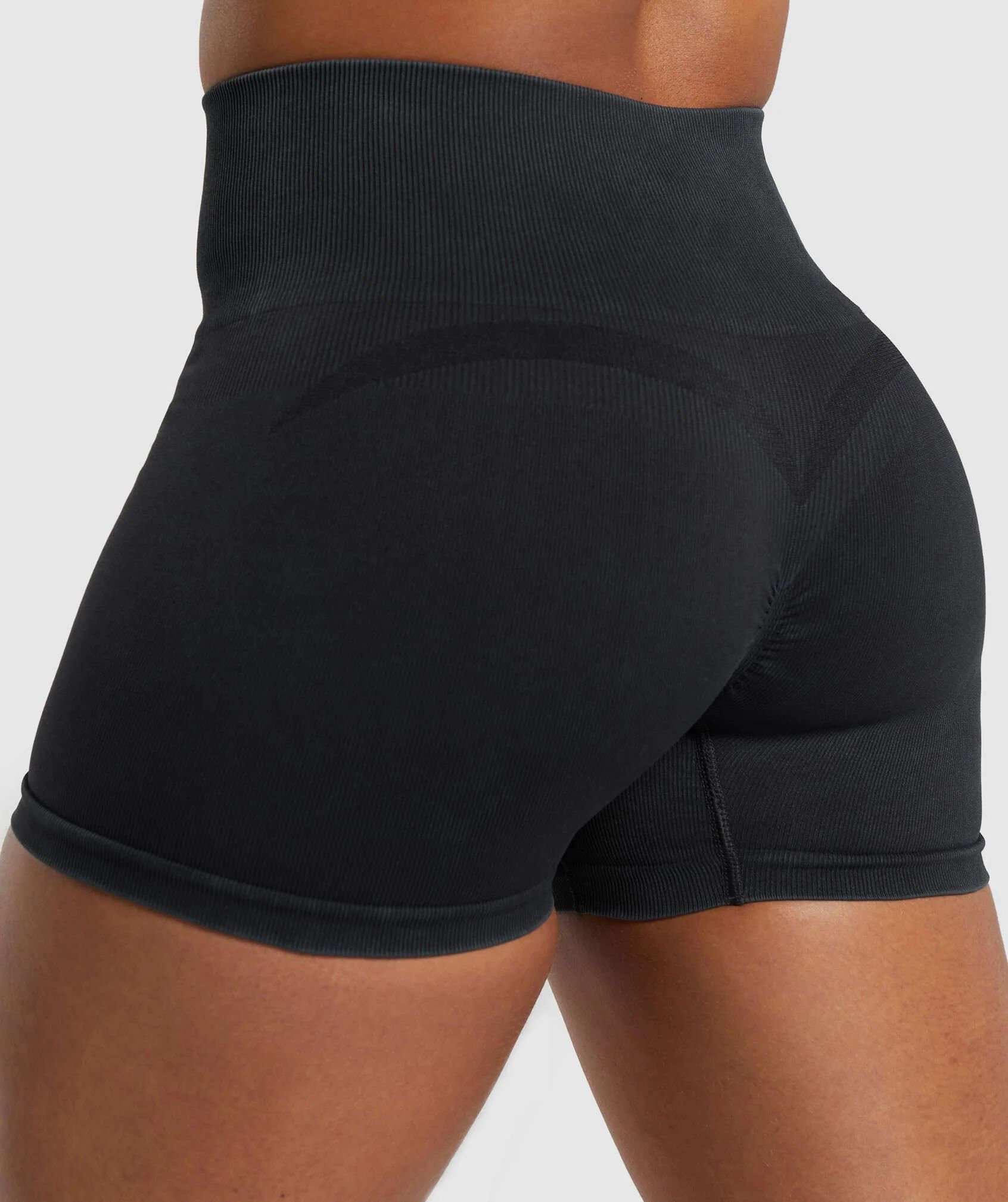 Gains Seamless Short