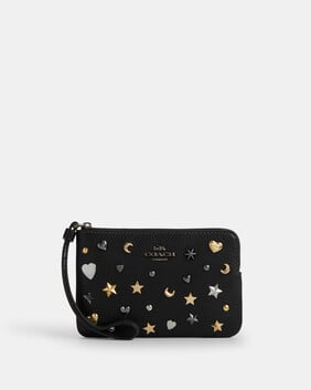 محفظة بسوار معصم وسحّاب جانبي مزينة بتفاصيل معدنية