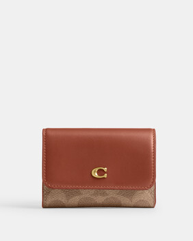 حافظة بطاقات إسنشال بغطاء قلاب قماش قنب بشعار الماركة