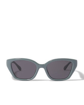 نظارة شمسية بإطار غير منتظم وشعار C منحوت على الذراعين