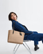 حقيبة يد مولي قماش قنب محفور بشعار الماركة