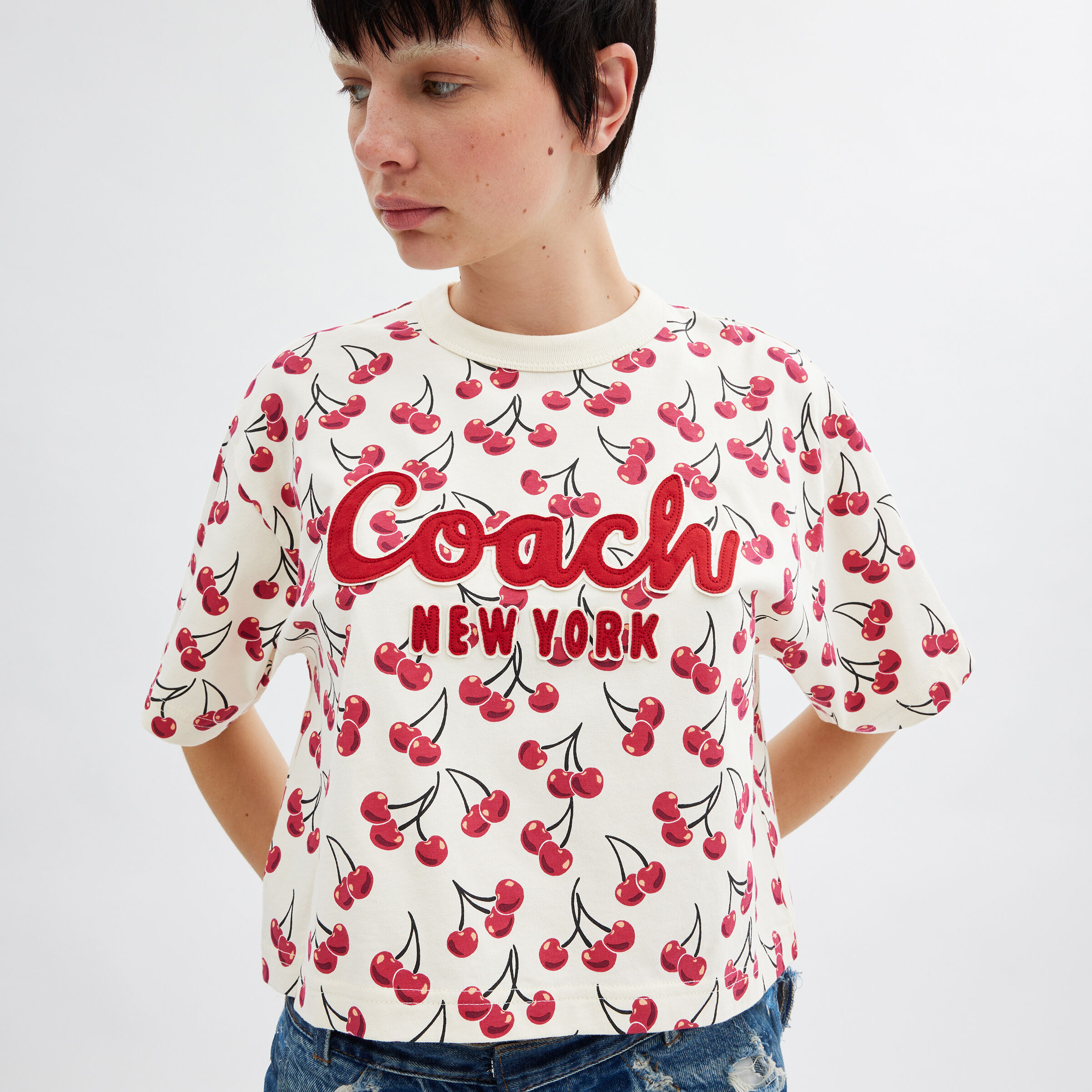 コーチ Cherry Cursive Cropped T Shirt In Organic Cotton Buy COACH Cherry Print Cursive Signature Cropped T-shirt In