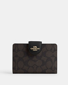 محفظة متوسطة بسحاب جانبي، قماش قنب بشعار الماركة