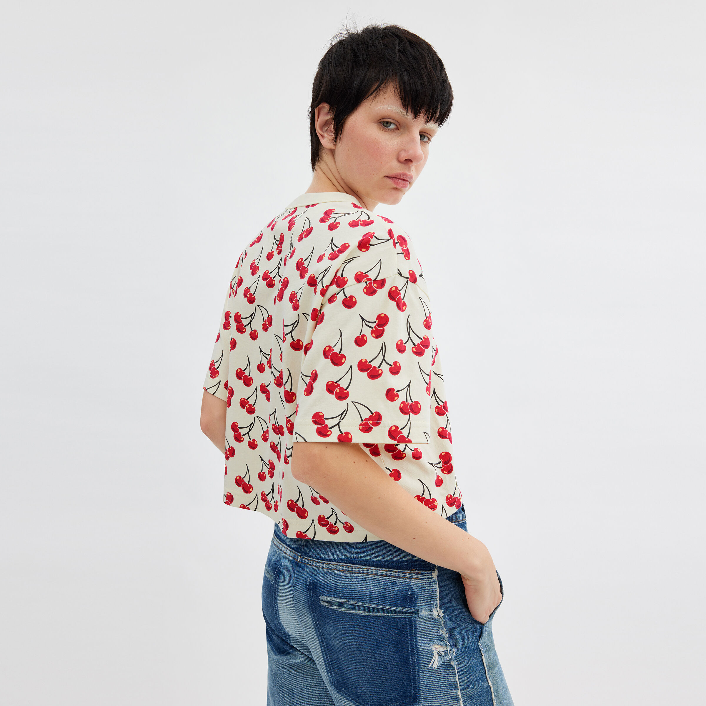 コーチ Cherry Cursive Cropped T Shirt In Organic Cotton COACH® Outlet | Cherry Print Cursive Signature Cropped T