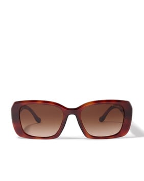 نظارة شمسية بإطار مربع عريض وذراع مزين بشعار الماركة