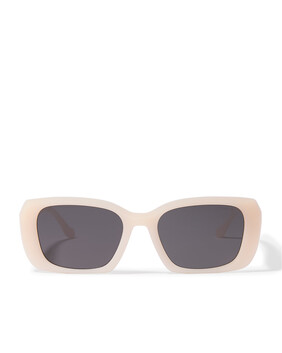 نظارة شمسية بإطار مربع عريض وذراع مزين بشعار الماركة