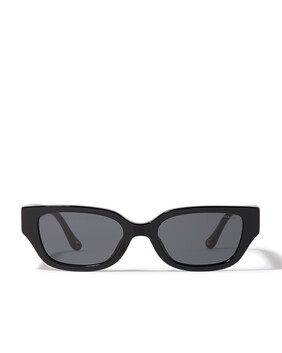 نظارة شمسية بإطار مربع وذراع مزين بحلي شعار الماركة